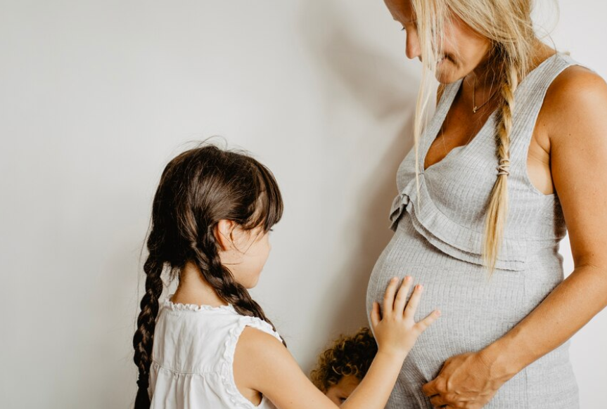 Первая книга для малышей ответит на вопрос, откуда дети берутся. Красивые иллюстрации – идеально для малышей!