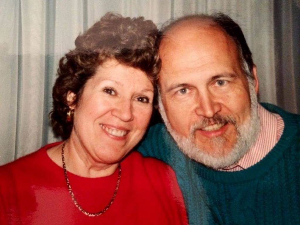 Вы не сможете сдержать слёзы: спас от грабителя и смертельной болезни, а она 40 лет прятала от него на чердаке 25 коробок