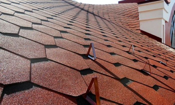 Скатная кровля из гибкой черепицы: преимущества и особенности укладки