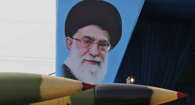 Яростные обвинения Эксперты критикуют Байдена за ситуацию в Иране, поскольку Белый дом перекладывает вину на Трампа