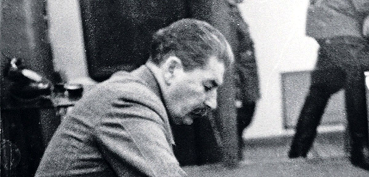 Случайно сохранившаяся фотография уставшего Сталина в трудные времена