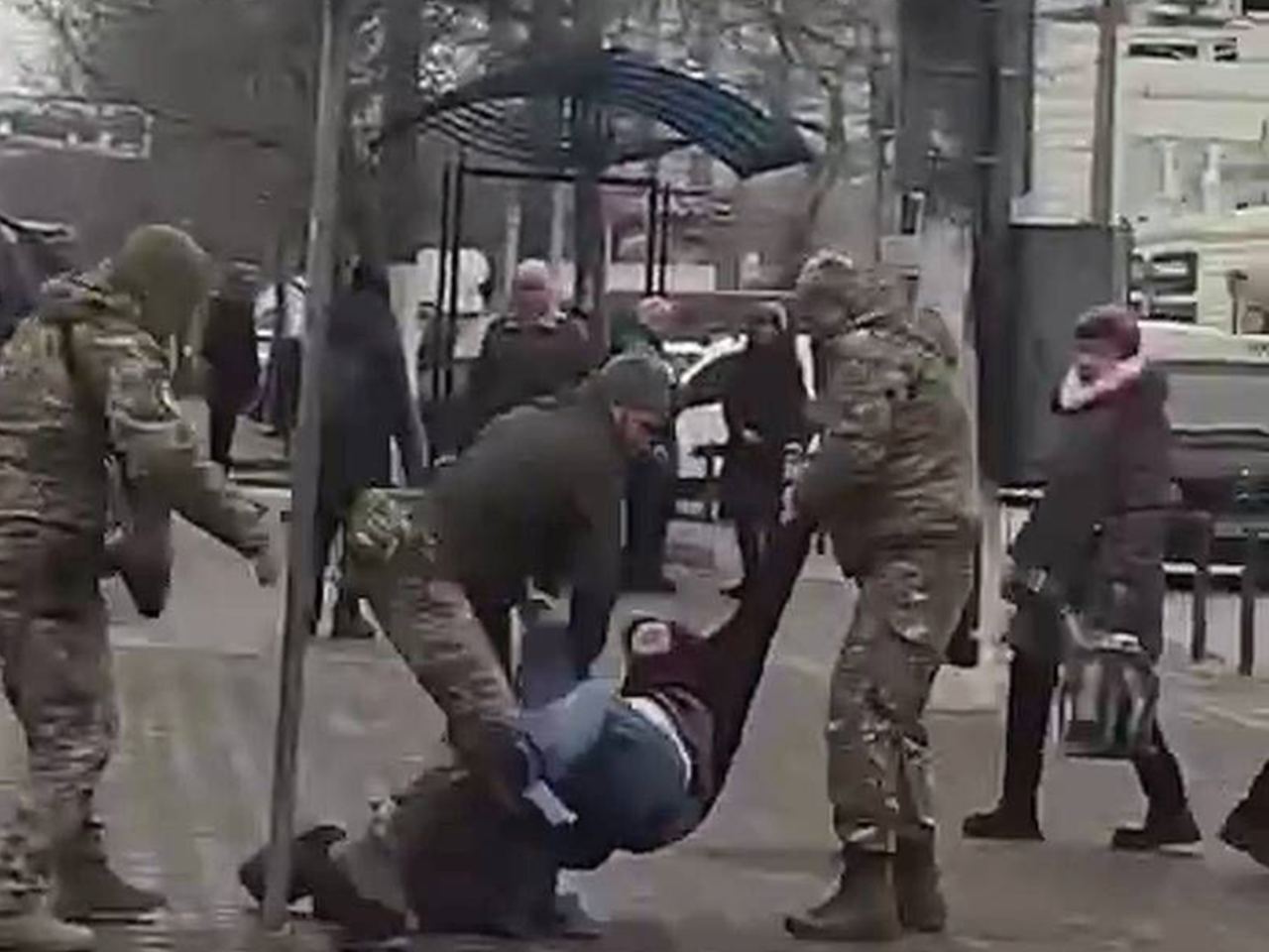 Зеленский подписал закон о ужесточении мобилизации: Украина бросает в бой все новые жертвы