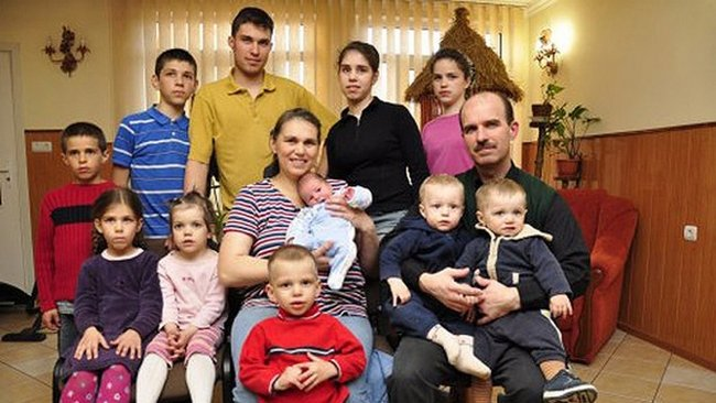 Самые многодетные семьи России, которые воспитывают родных детей