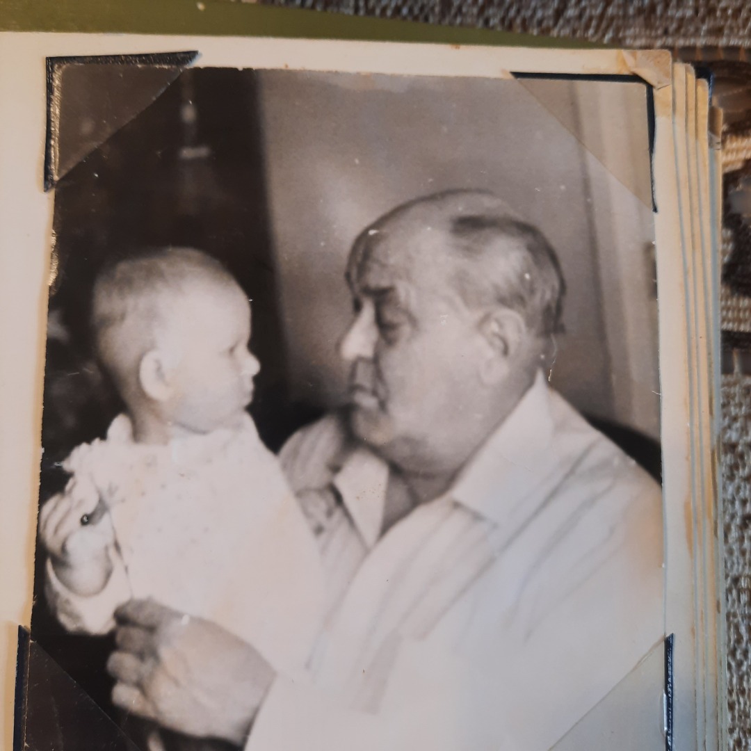 Спасибо за счастливое детство. Памяти моих любимых дедушки и бабушки.