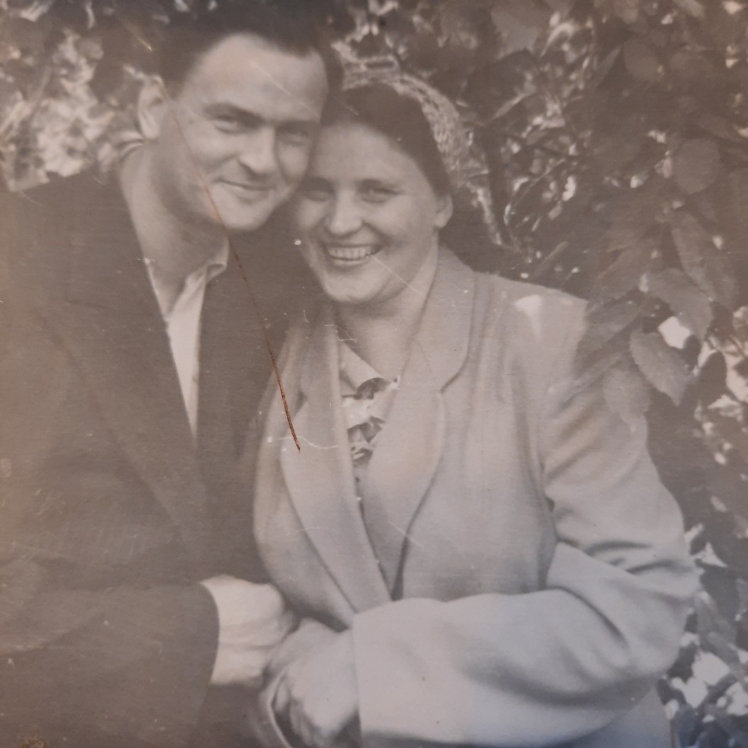 Спасибо за счастливое детство. Памяти моих любимых дедушки и бабушки.