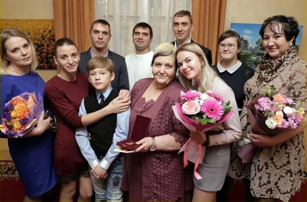 Самые многодетные семьи России, которые воспитывают родных детей