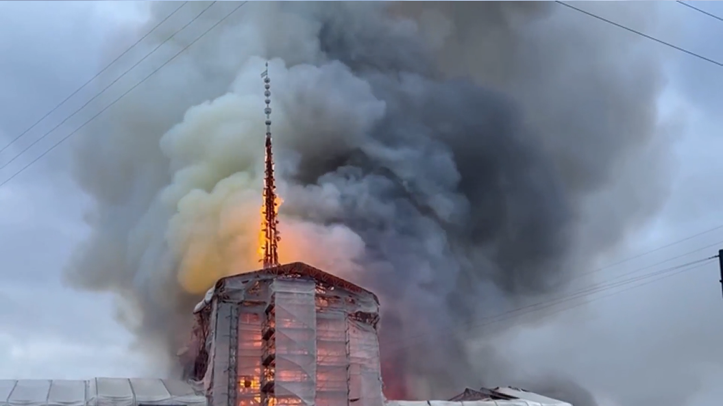 Историческое здание фондовой биржи Копенгагена осталось в огне