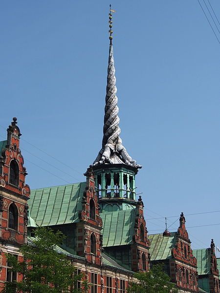 Историческое здание фондовой биржи Копенгагена осталось в огне