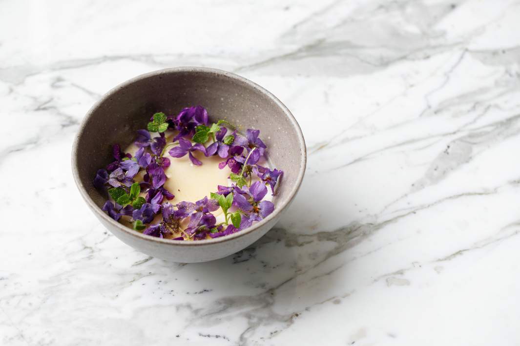 Добавим флера: зачем шефы используют цветы в еде
