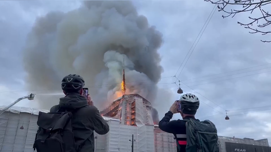 Историческое здание фондовой биржи Копенгагена осталось в огне