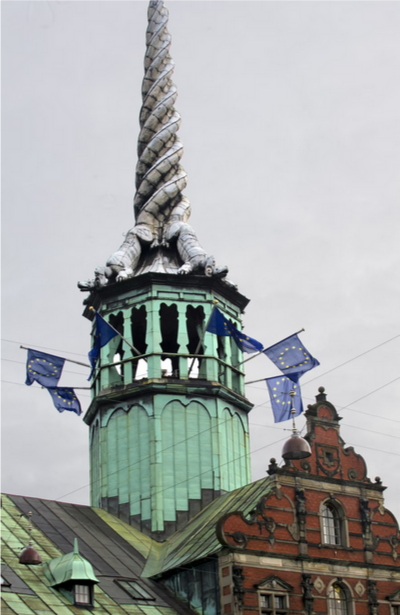 Историческое здание фондовой биржи Копенгагена осталось в огне