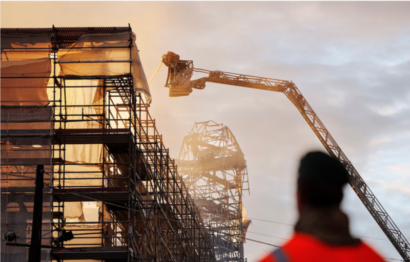 Историческое здание фондовой биржи Копенгагена осталось в огне