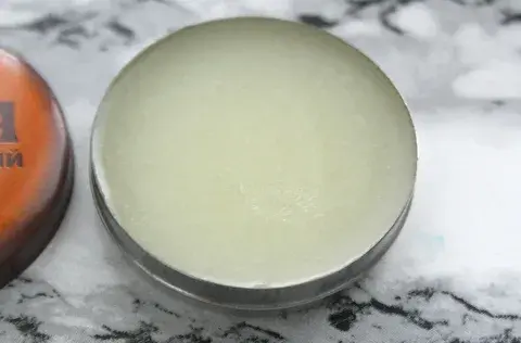 Вазелин: полезные свойства и 10 способов применения