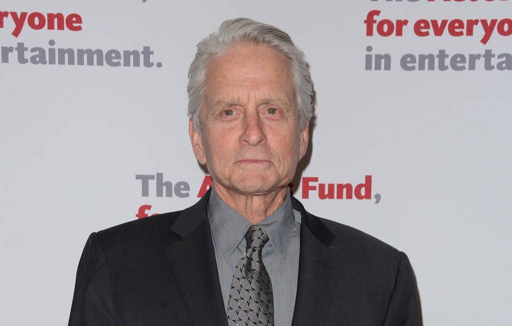 Нужны ли некоторым детям их предки ? Актер Майкл Дуглас подкупает своих детей, чтобы они проводили время вместе . Цена подкупа в публикации