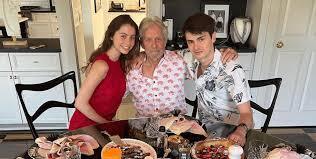 Нужны ли некоторым детям их предки ? Актер Майкл Дуглас подкупает своих детей, чтобы они проводили время вместе . Цена подкупа в публикации