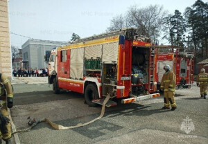 Тольяттинские пожарные провели учения по тушению условного пожара в школе.