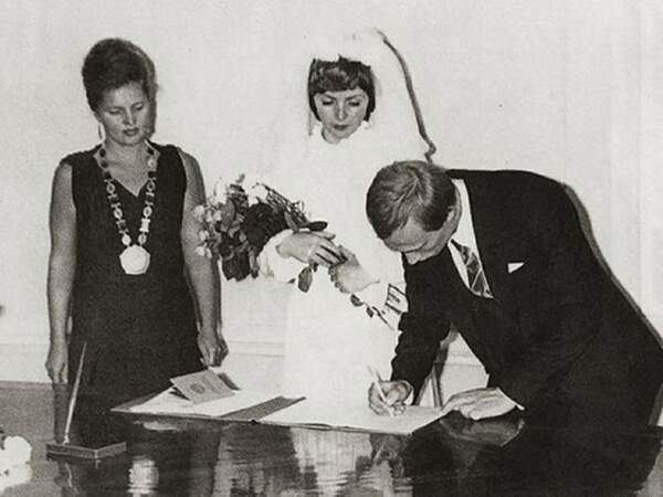 Этого человека кто нибудь знает в России ? Первые 10 фото с его участием