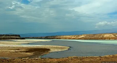 Река Таджура, что на северо-востоке Африки, наверное, единственная в мире, которая делает это наоборот. Что именно?