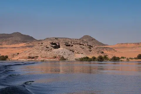 . Эта река, впадавшая в Средиземное море, дала жизнь одной из древнейших цивилизаций. Куда она впадает теперь?