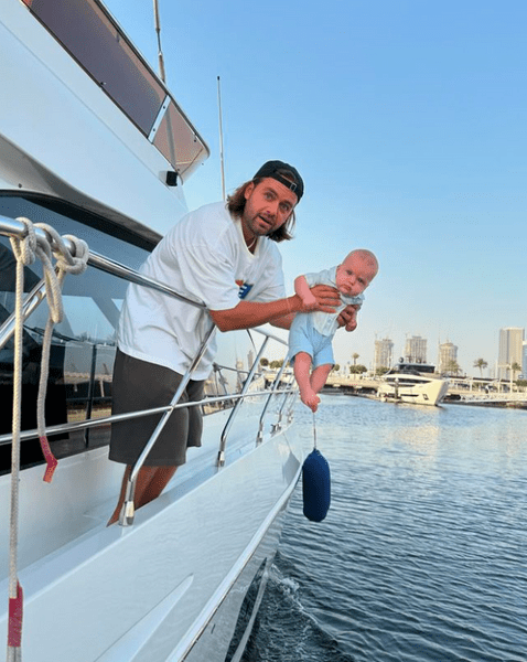 Привязал груз к ножке и держал над водой: Сергей Косенко снова подверг опасности грудного сына