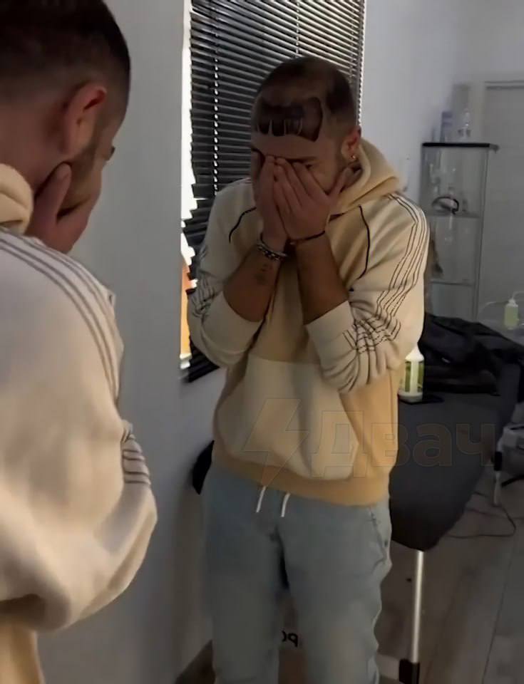 Итальянец решил набить себе татуху в виде чёлки, чтобы скрыть лысину.