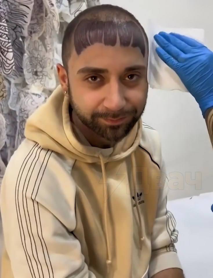 Итальянец решил набить себе татуху в виде чёлки, чтобы скрыть лысину.