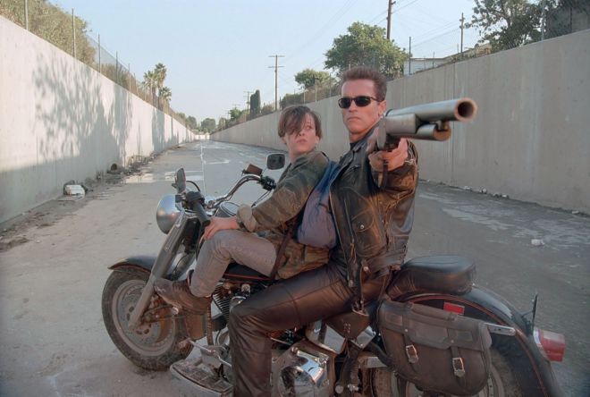 Арнольд Шварценеггер раздавил на танке 9-метровый лимузин Lincoln TownCar для передачи «Make it!»