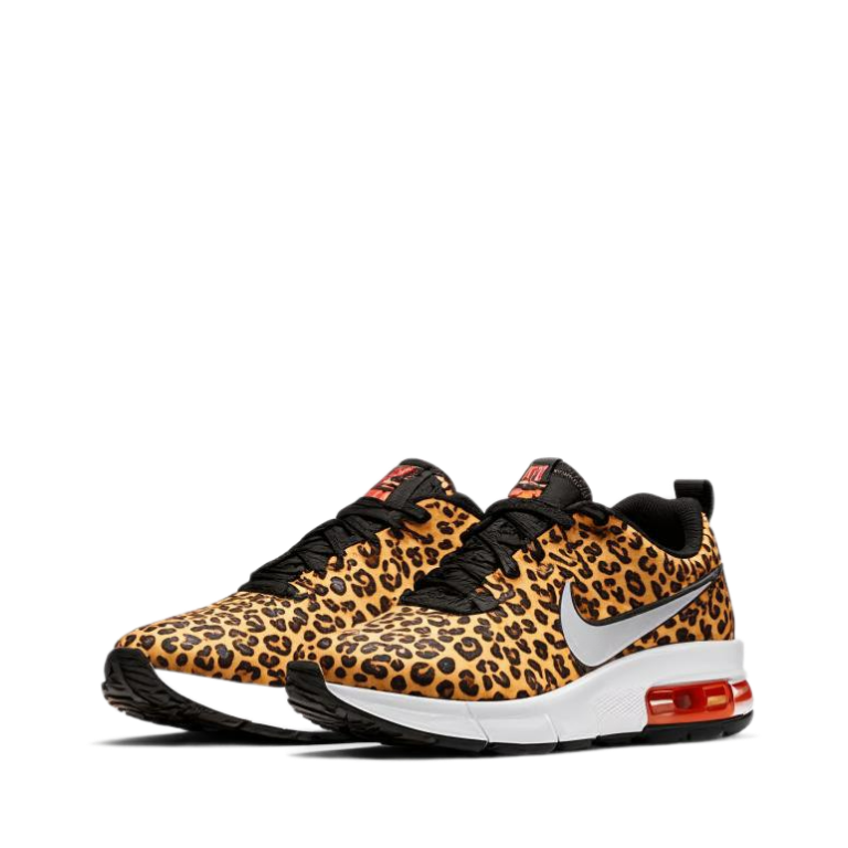 Нейросеть сгенерировала кроссовки, современную спортивную обувь в леопардовом стиле, анатомического дизайна, с логотипом Nike и галочкой Nike.