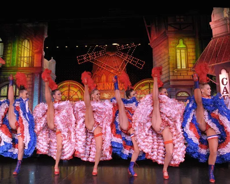 В ночь со среды на четверг, между 2 и 3 часами ночи, упали крылья легендарного Мулен Руж. Вы хоть про него слышали или знаете ?