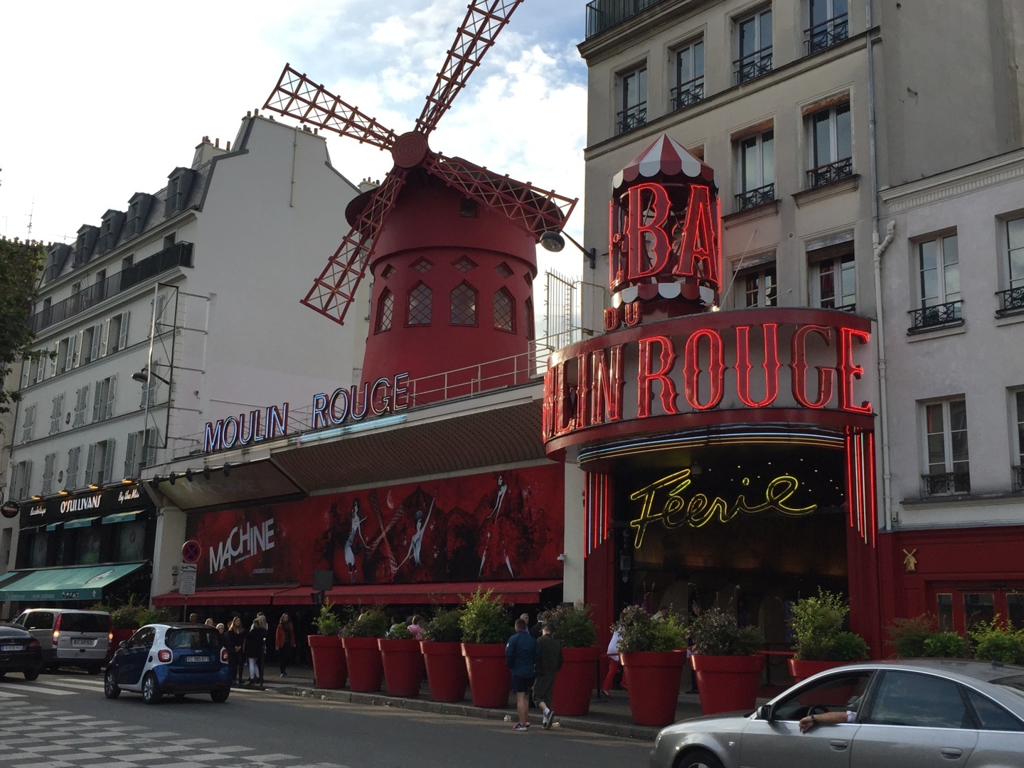 В ночь со среды на четверг, между 2 и 3 часами ночи, упали крылья легендарного Мулен Руж. Вы хоть про него слышали или знаете ?