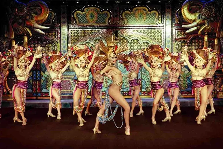 В ночь со среды на четверг, между 2 и 3 часами ночи, упали крылья легендарного Мулен Руж. Вы хоть про него слышали или знаете ?