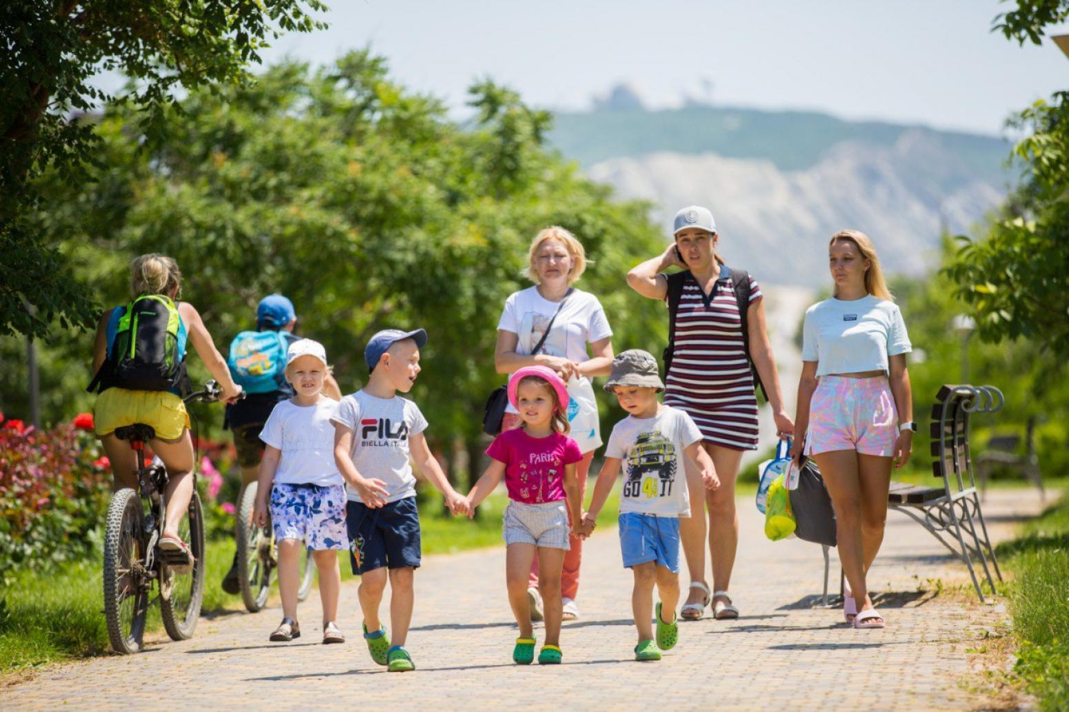 Майские праздники — 2024. Сколько будем отдыхать и работать. Россиян ждет шестидневная рабочая неделя.Официальные выходные на майские праздники в 2024