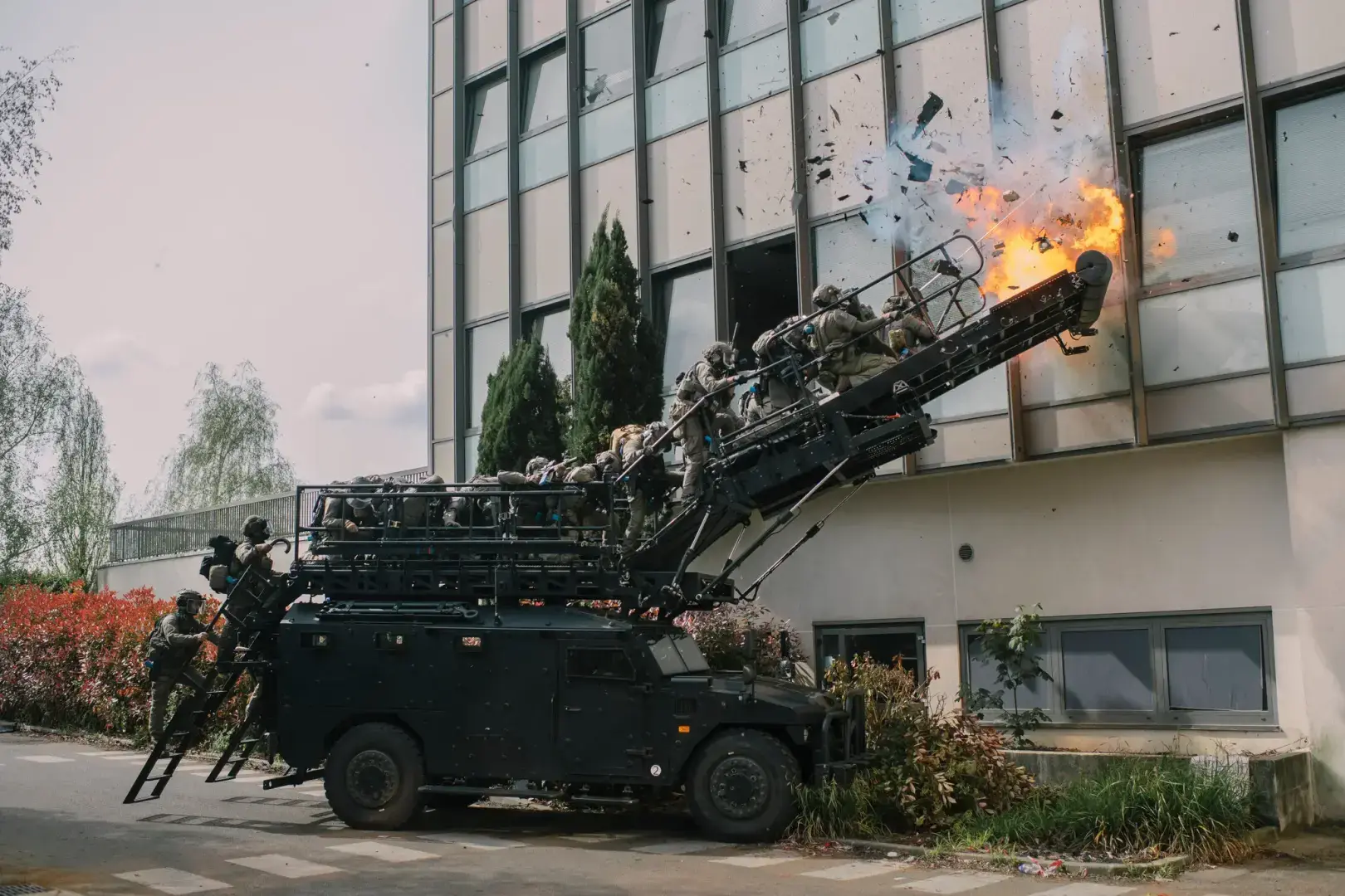 Город, пострадавший от терроризма, готовит олимпийское открытие без стен