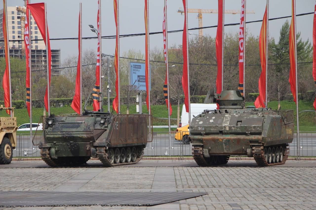 Фотографии выставленных на Поклонной горе в Москве трофейных иностранных танков, БМП, БТР, артиллерии и другой техники, захваченной у ВСУ.