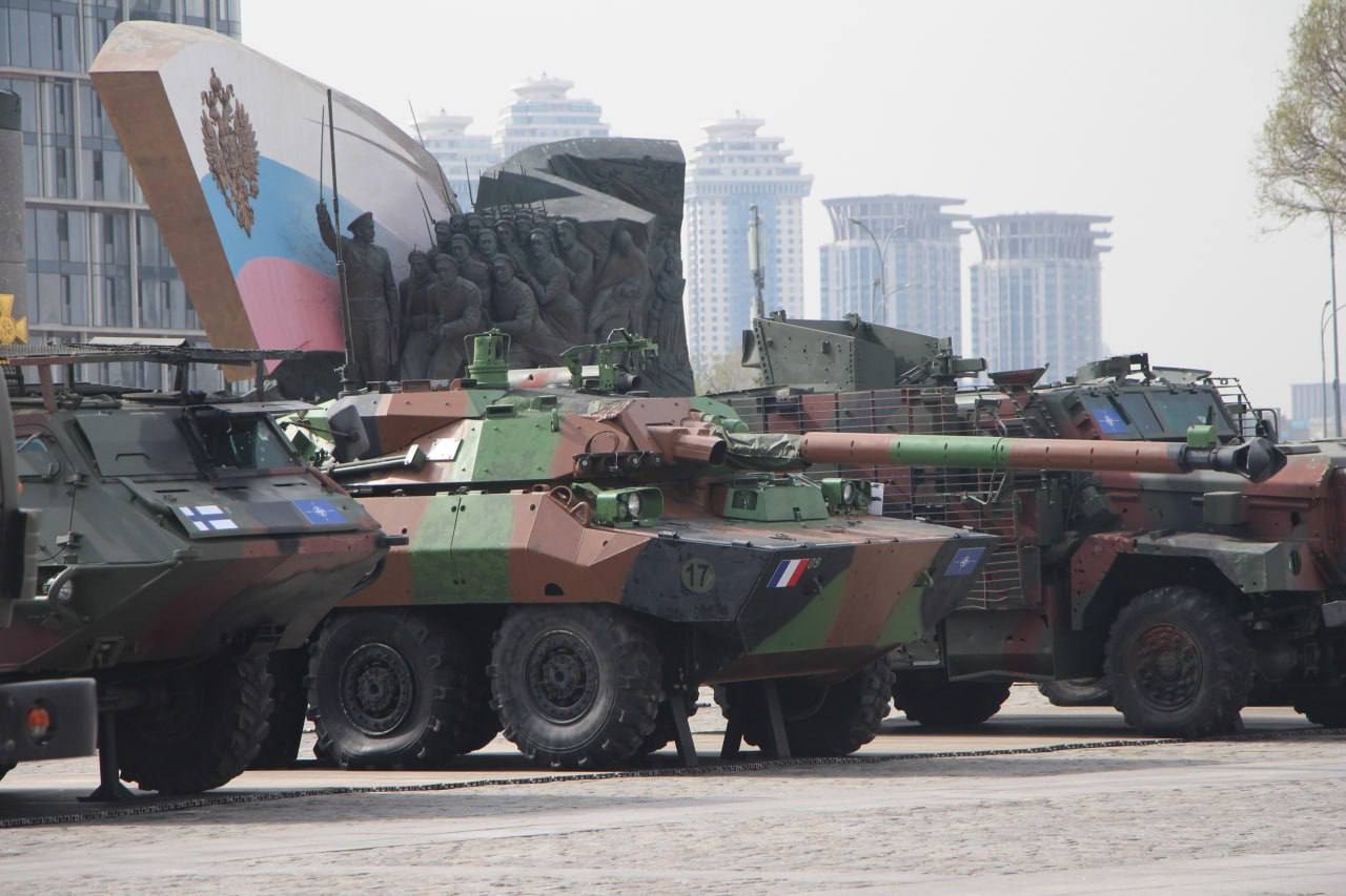 Фотографии выставленных на Поклонной горе в Москве трофейных иностранных танков, БМП, БТР, артиллерии и другой техники, захваченной у ВСУ.