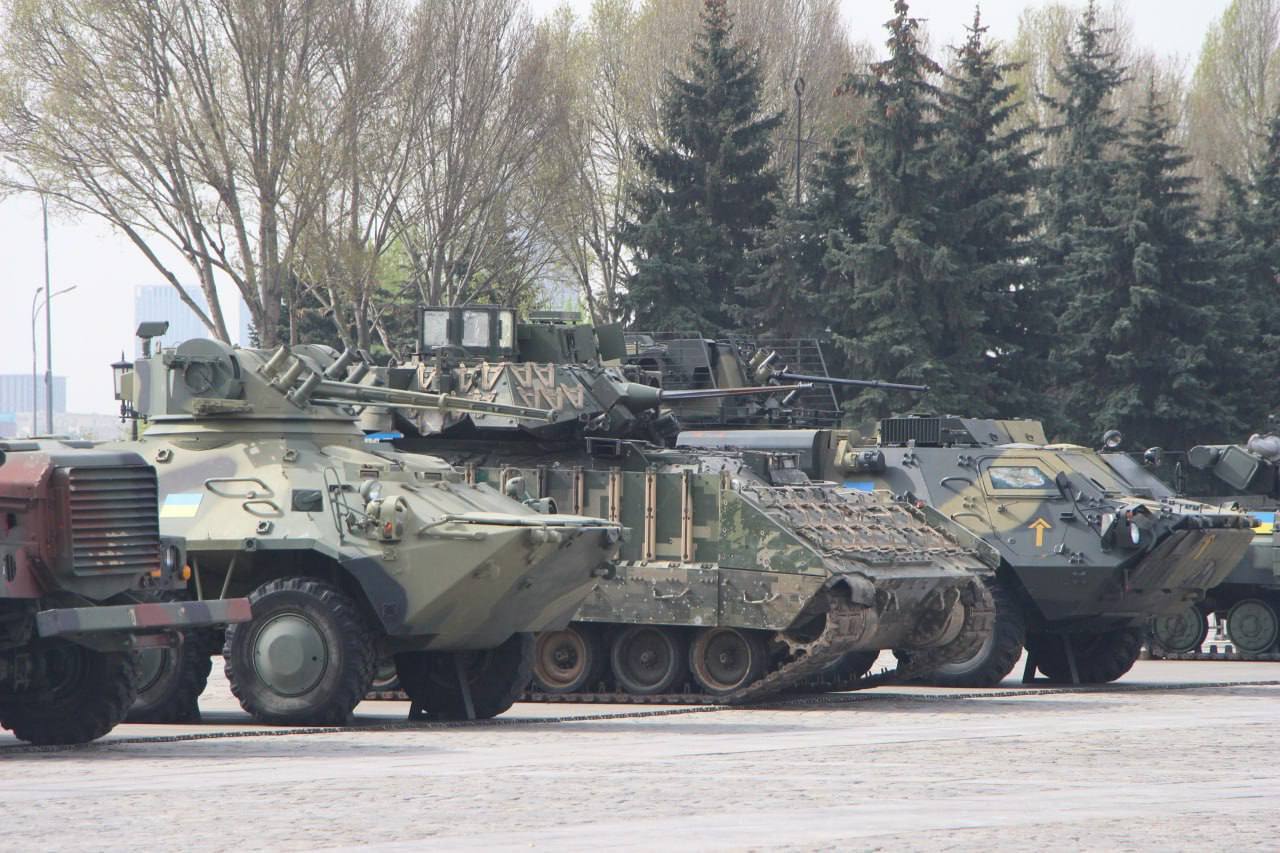 Фотографии выставленных на Поклонной горе в Москве трофейных иностранных танков, БМП, БТР, артиллерии и другой техники, захваченной у ВСУ.