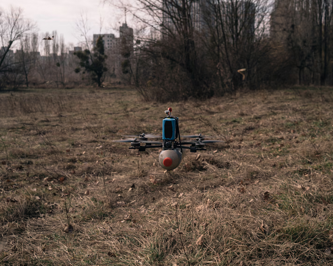 Поскольку в Украине заканчиваются боеприпасы, мирные жители строят военные дроны своими руками у себя дома