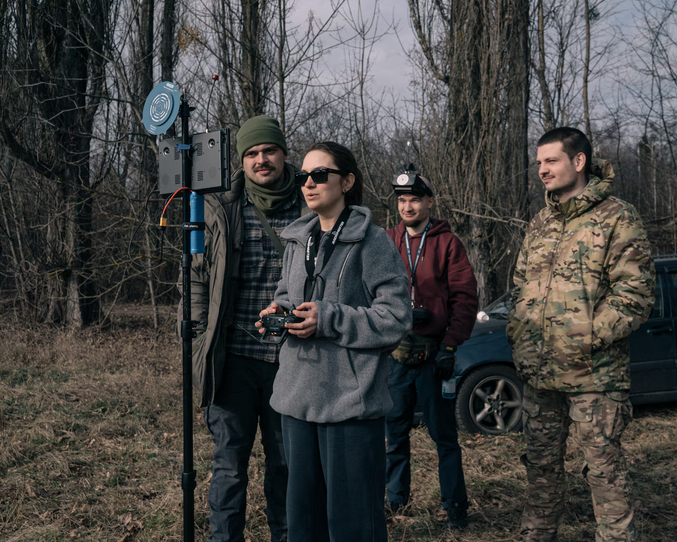 Поскольку в Украине заканчиваются боеприпасы, мирные жители строят военные дроны своими руками у себя дома