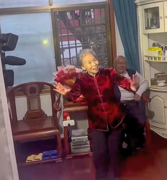 Пара в Китае поженилась через 60 лет после знакомства – они были первой любовью друг друга