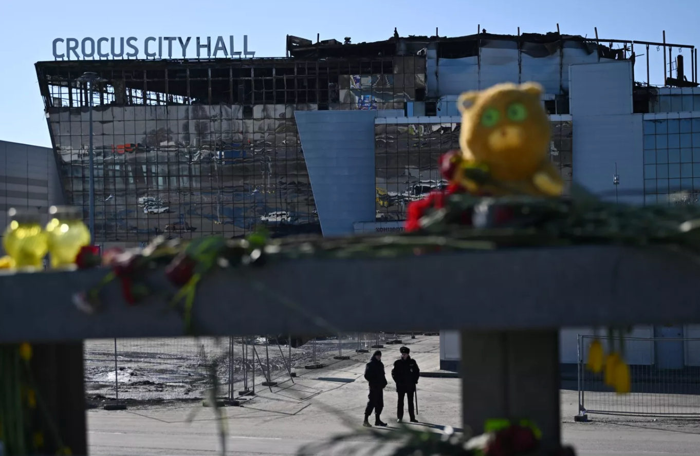 Путин наградил медалью трех подростков, спасавших людей при теракте в "Крокусе"