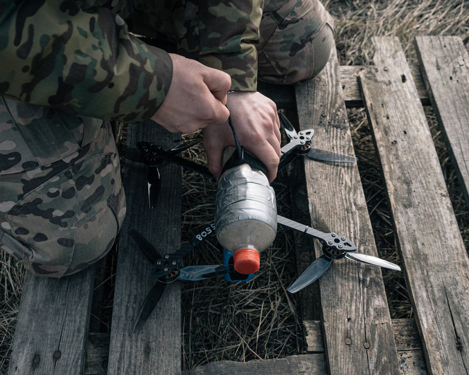 Поскольку в Украине заканчиваются боеприпасы, мирные жители строят военные дроны своими руками у себя дома