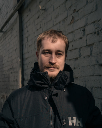 Поскольку в Украине заканчиваются боеприпасы, мирные жители строят военные дроны своими руками у себя дома