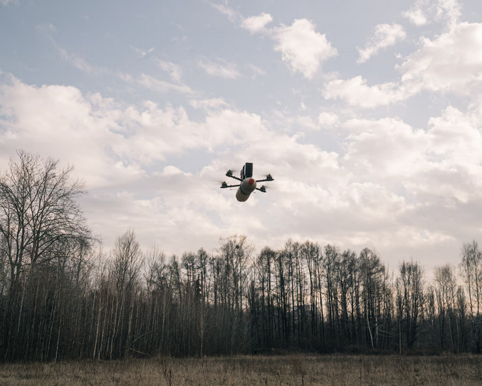 Поскольку в Украине заканчиваются боеприпасы, мирные жители строят военные дроны своими руками у себя дома