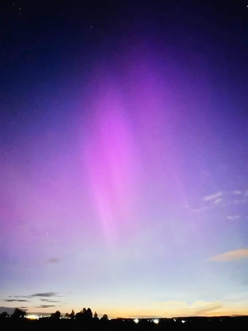 Жители разных регионов России прямо сейчас наблюдают яркое северное сияние