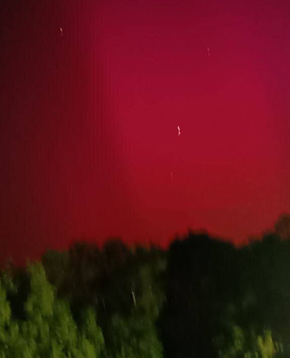 Жители разных регионов России прямо сейчас наблюдают яркое северное сияние