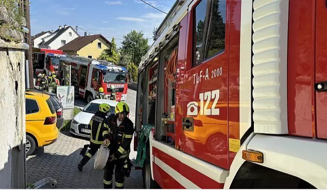 На них можно положиться: пожарные и полиция спасают малыша из задымленной квартиры