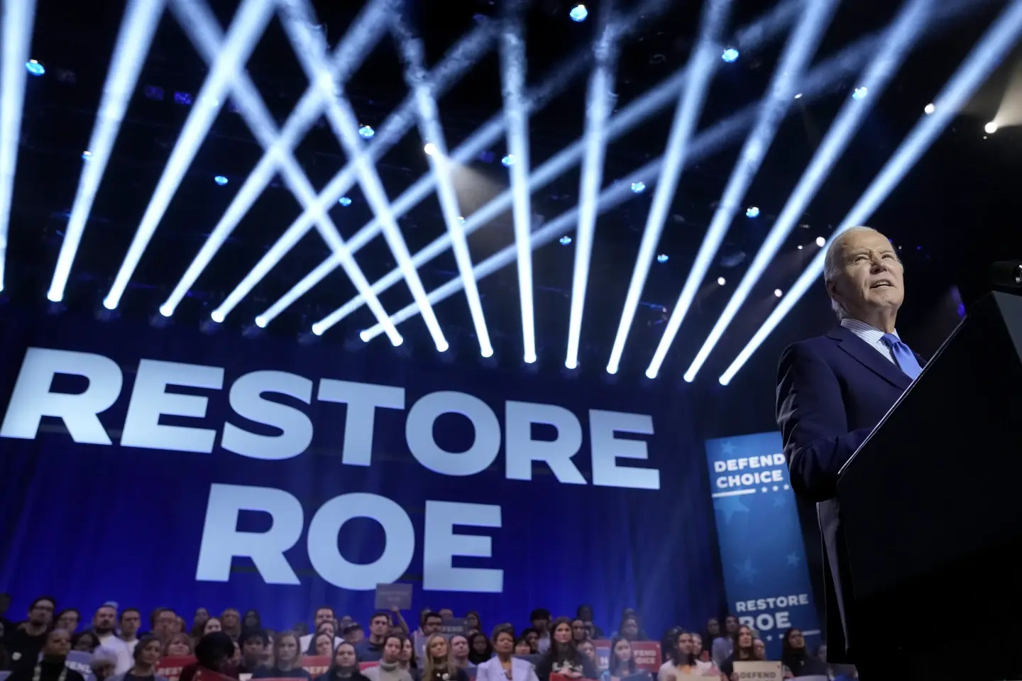 Байден и Трамп демонстрируют совершенно противоположные контрасты по вопросам редкого состязания между двумя президентами в 2024 году.