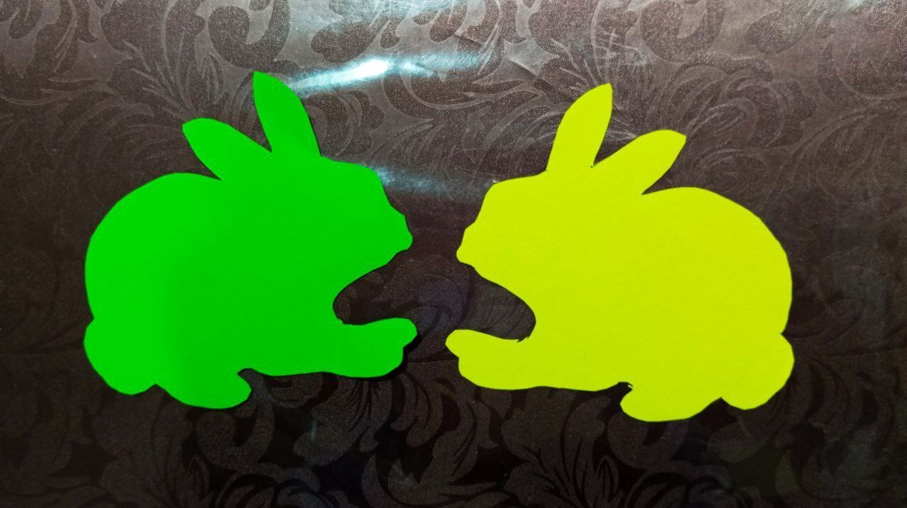 Разноцветные шаблоны из бумаги превратят прогулку в обучающую игру