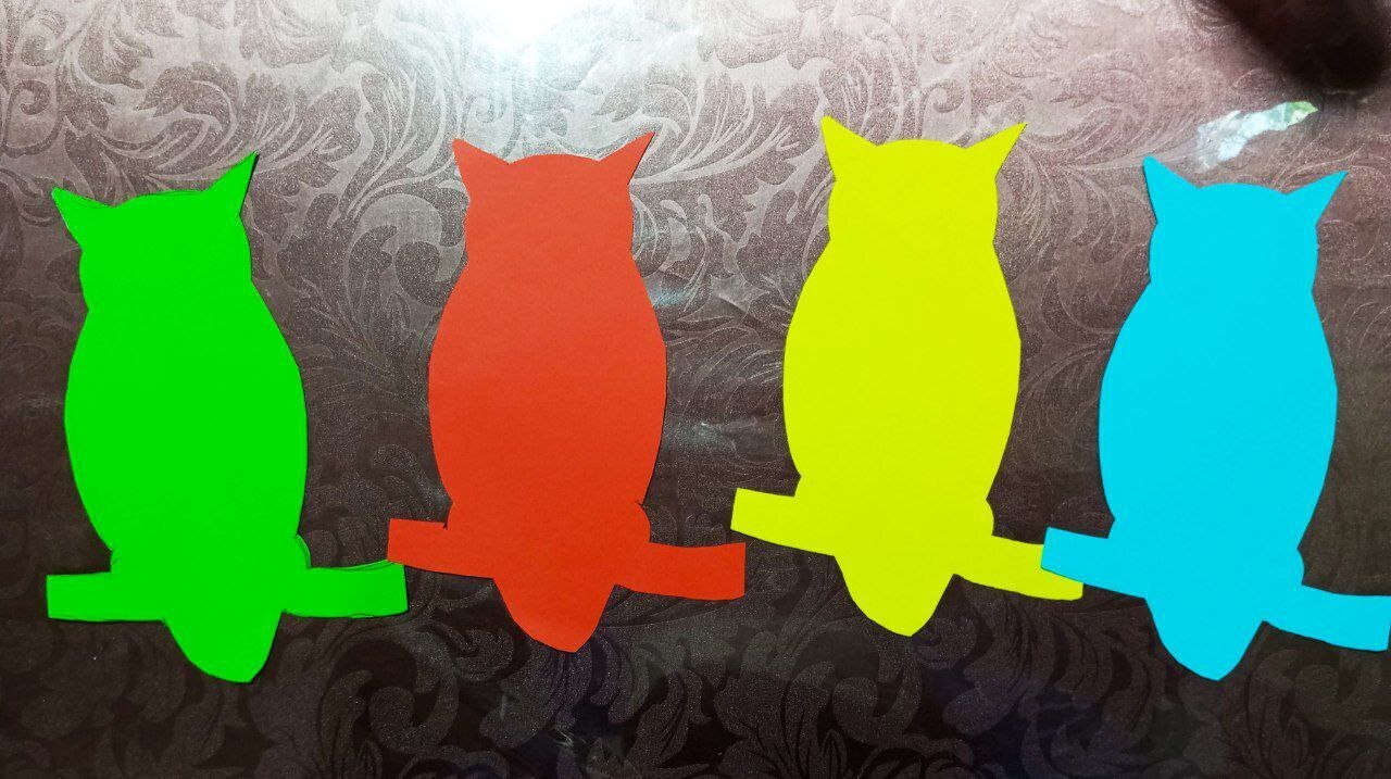 Разноцветные шаблоны из бумаги превратят прогулку в обучающую игру