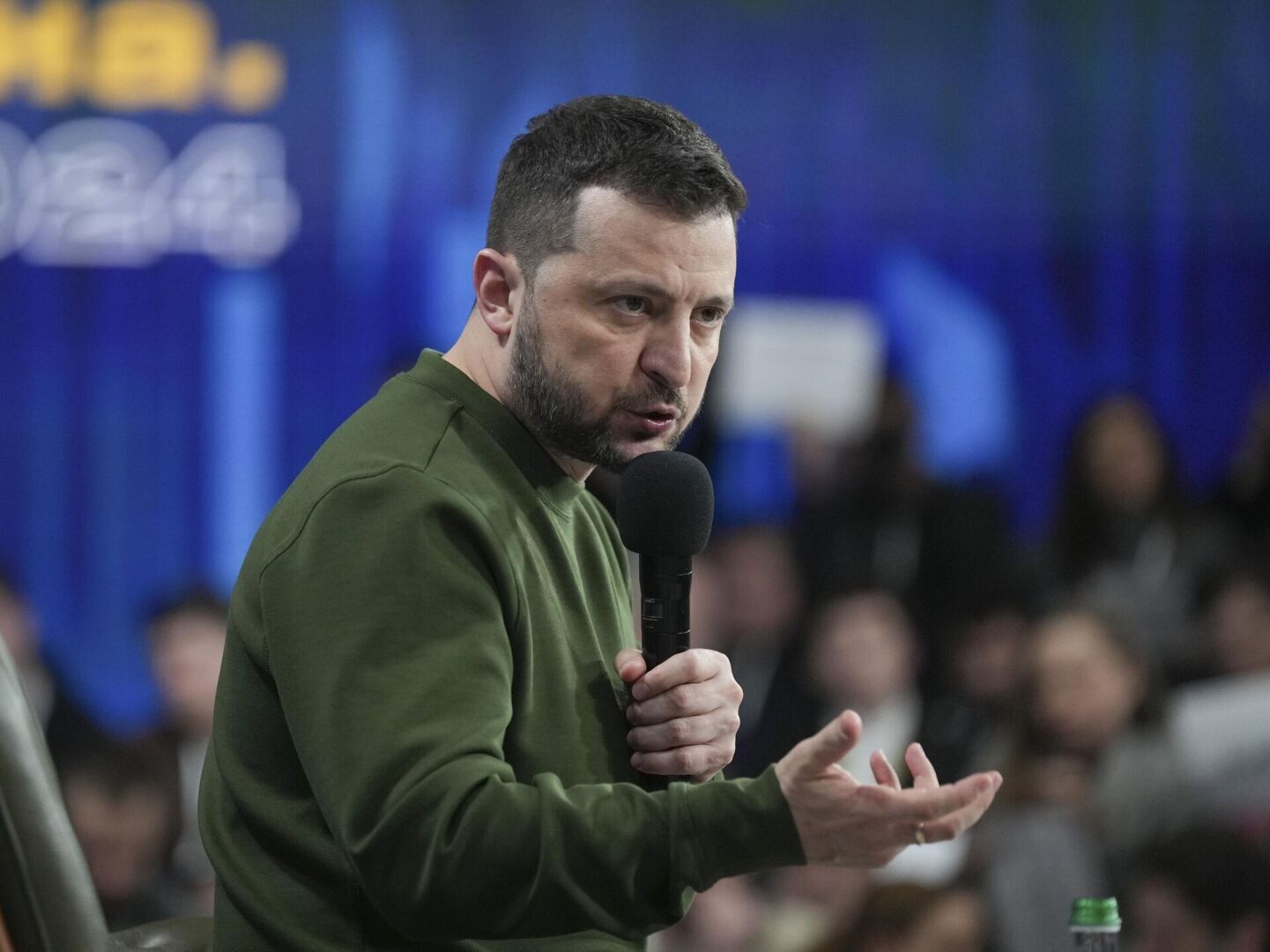 Владимир Зеленский заявил что у бога шеврон,с национальными цветами Украины.